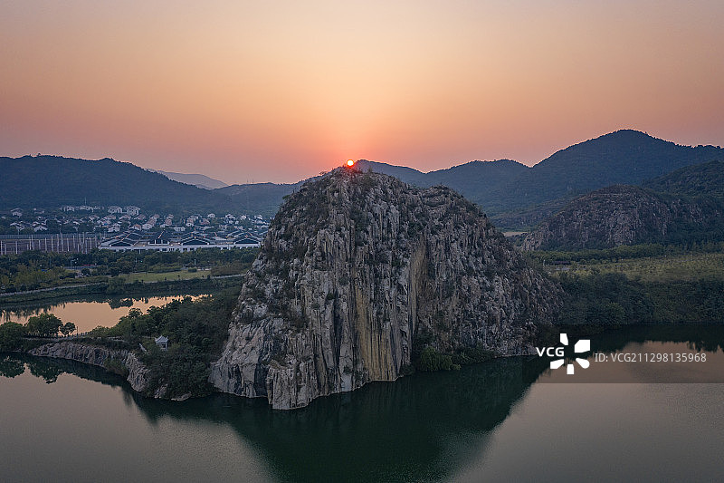 夕照苏州新区寿桃湖悬日图片素材