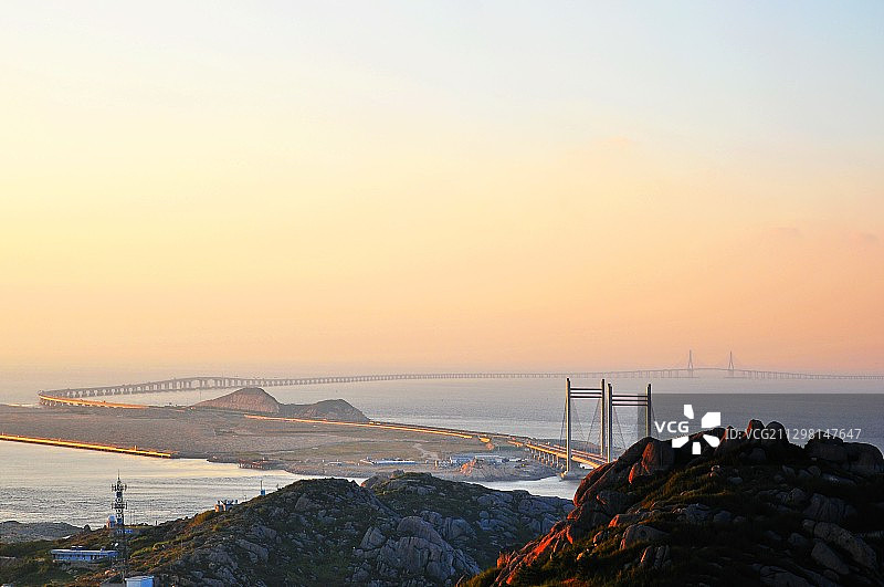 《晨曦中的东海大桥》图片素材