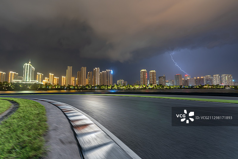 带闪电的城市夜景及柏油赛车道图片素材
