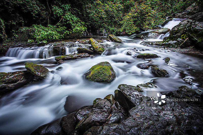 贵州省铜仁市江口县亚木沟景区毗邻梵净山，水流清澈见底。图片素材