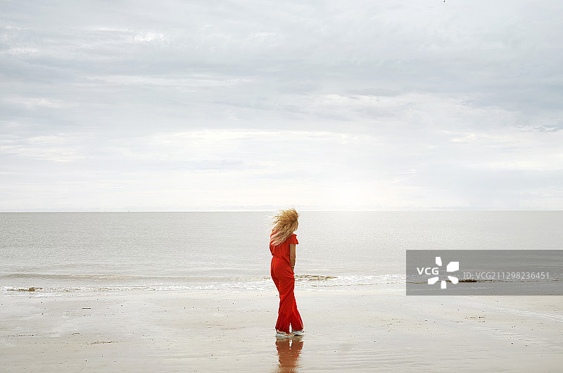 海边宁静女人红色裤装背影图片素材