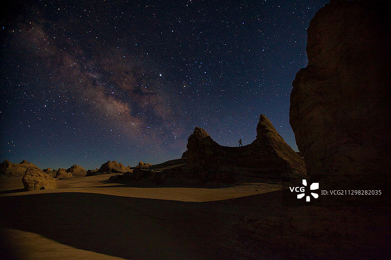 星空下的宇航员在火星登陆图片素材