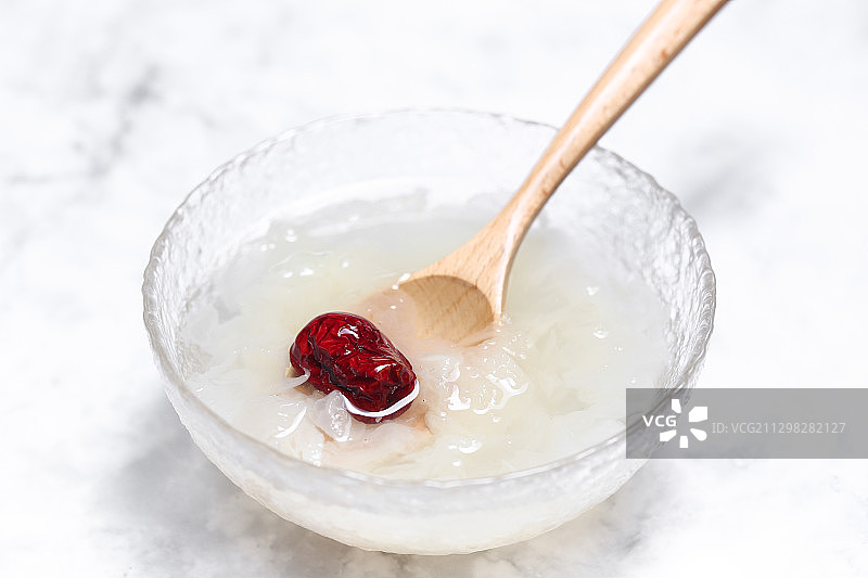 用木汤匙盛着的银耳羹图片素材