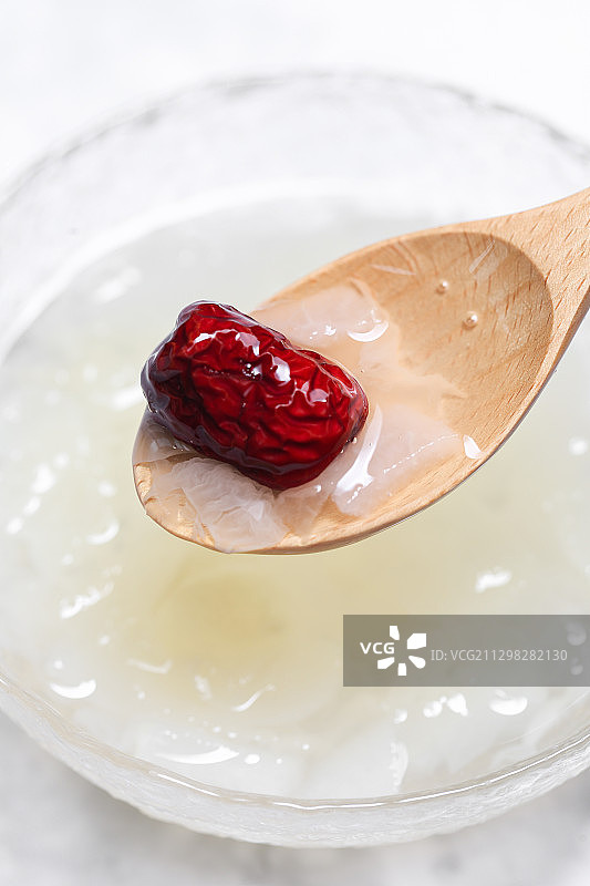 用木汤匙盛着的银耳羹图片素材