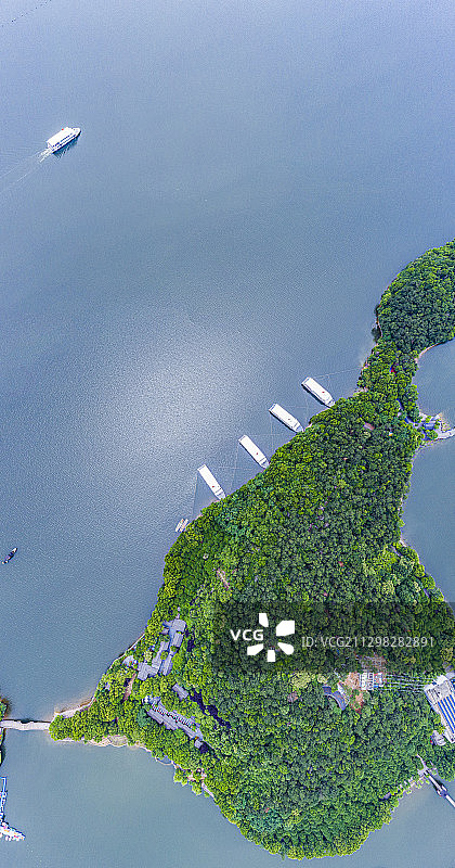 江南明珠——天目湖景区生态绿色茶岛俯拍。图片素材