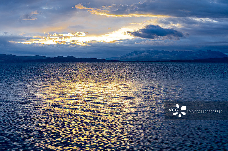 玛旁雍措的早晨图片素材