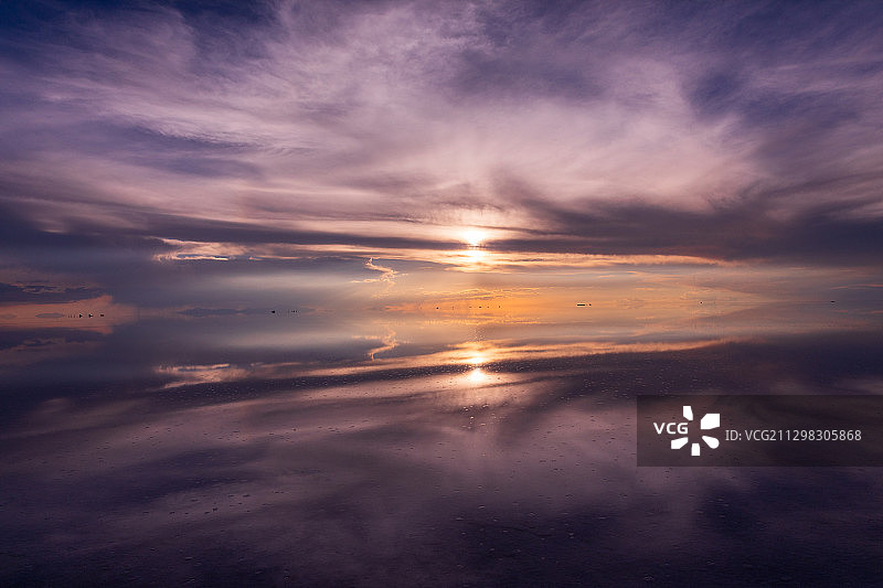 南美洲玻利维亚乌尤尼盐湖的日落图片素材