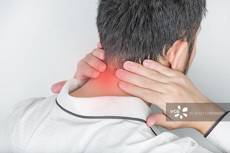 男人用手按着颈部，常见疾病颈椎病图片。图片素材