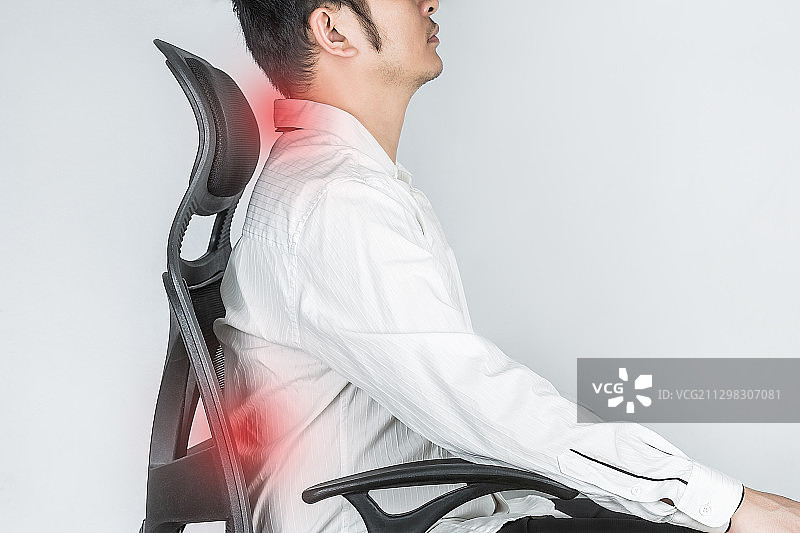 男人坐在办公椅上，常见疾病颈椎病腰椎病图片。图片素材