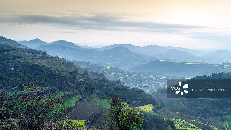 甘肃陇南成县村庄梯田云雾早晨图片素材