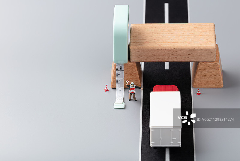 限高杆指挥交通的交警图片素材