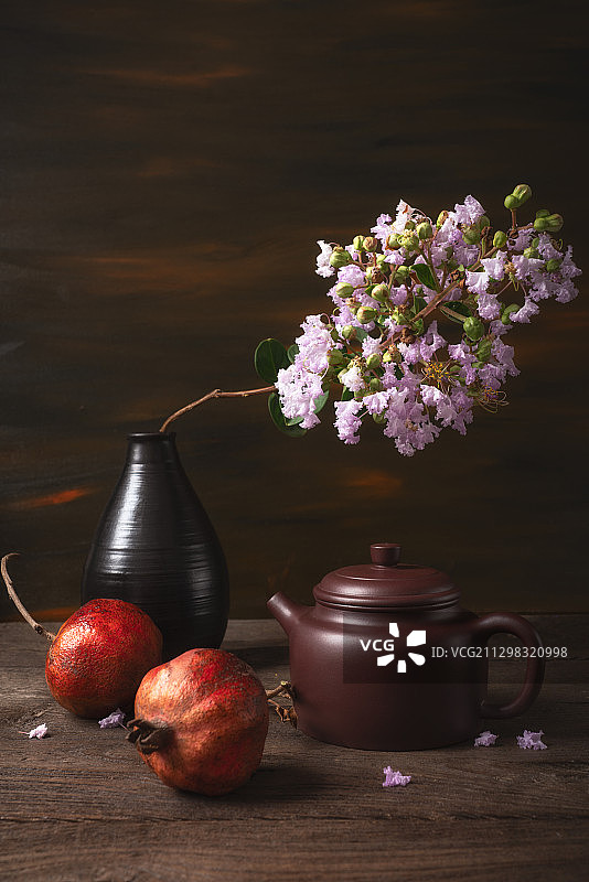 一组石榴紫砂和紫薇的油画风格静物组合图片素材