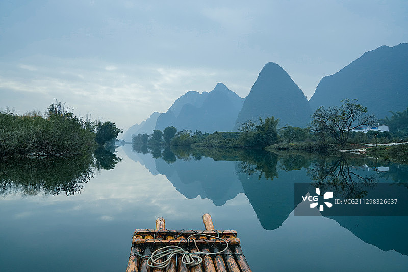 泛舟于桂林山水之间图片素材