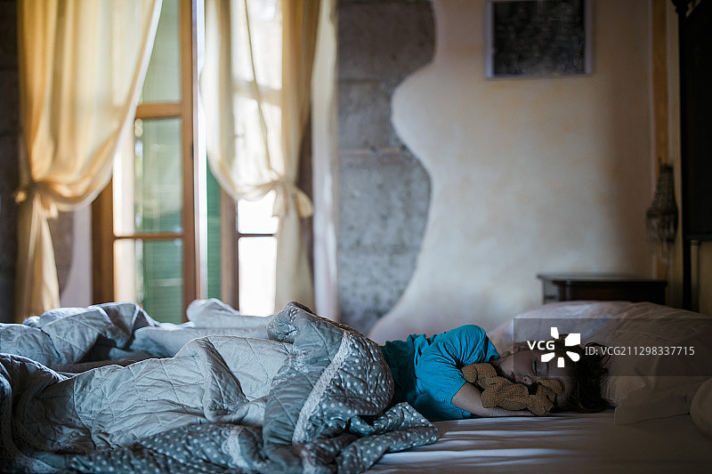 小女孩在酒店房间里睡着了图片素材