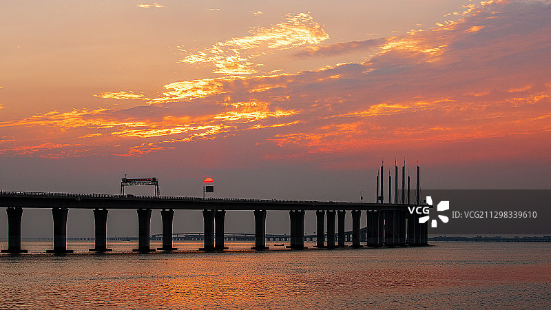 晚霞中的青岛胶州湾跨海大桥图片素材