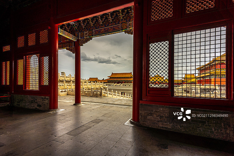 阴天北京紫禁城太和殿外窗棂的光与影图片素材