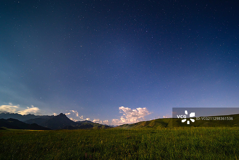 新疆天山草原牧场蒙古包夜景星空图片素材