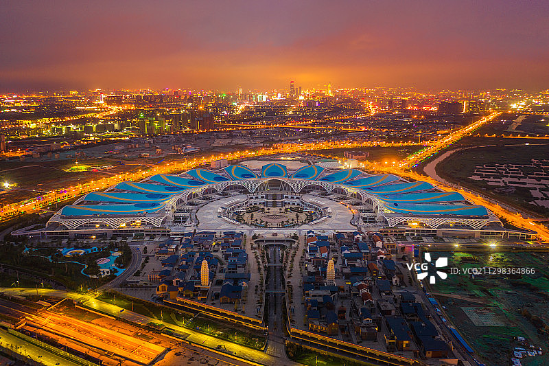航拍云南昆明夜景城市车流璀璨都市风光昆明滇池国际会展中心建筑图片素材