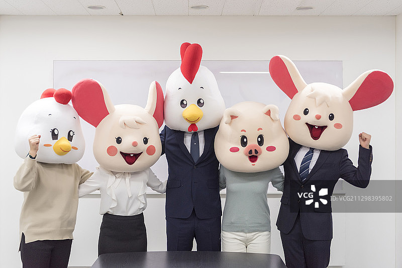 戴着动物面具的商业人士在会议室里开会图片素材