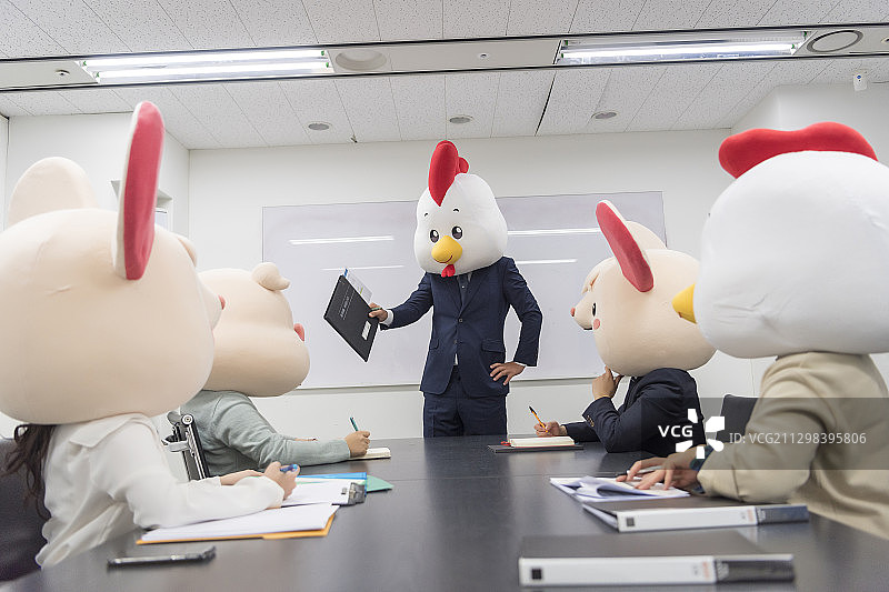 商人们戴着动物面具在会议室里讨论图片素材
