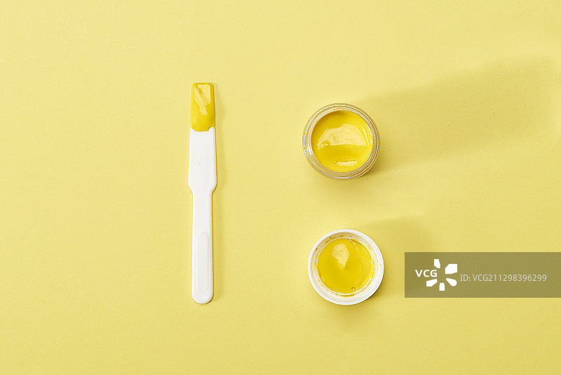 容器、网格和调色刀上的黄色油漆图片素材