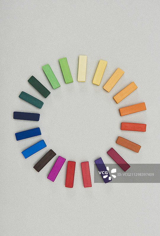 圆形排列的彩色粉笔图片素材