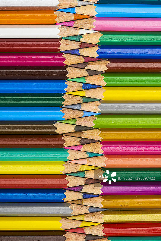 以锯齿形排列的彩色铅笔图片素材
