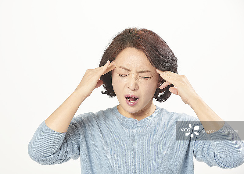 皱眉的毛衣中年妇女头痛图片素材