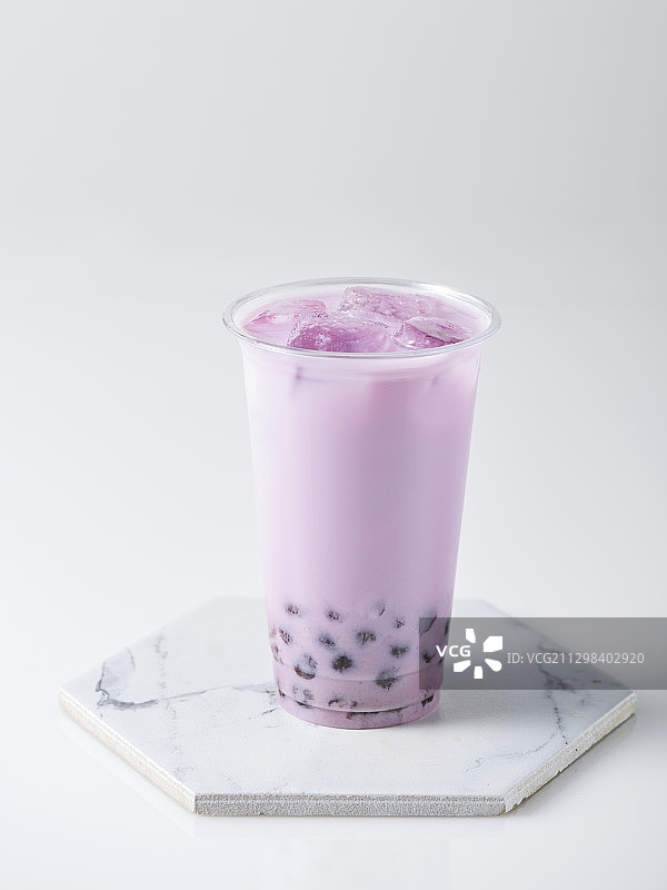 白色背景下的珍珠冰芋头奶茶图片素材