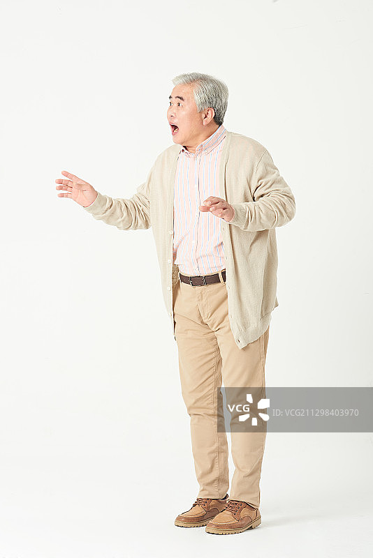 带有惊讶表情和手势的年长男人图片素材