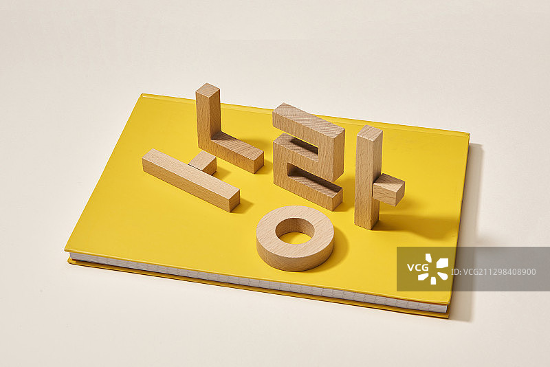 韩文字母形状的黄色木制积木图片素材