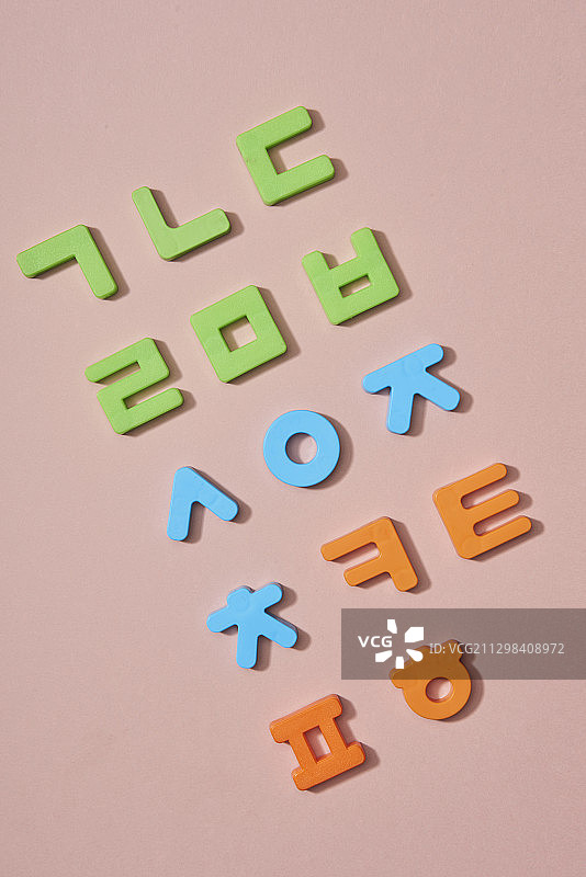 粉色背景上的韩语辅音字母块图片素材