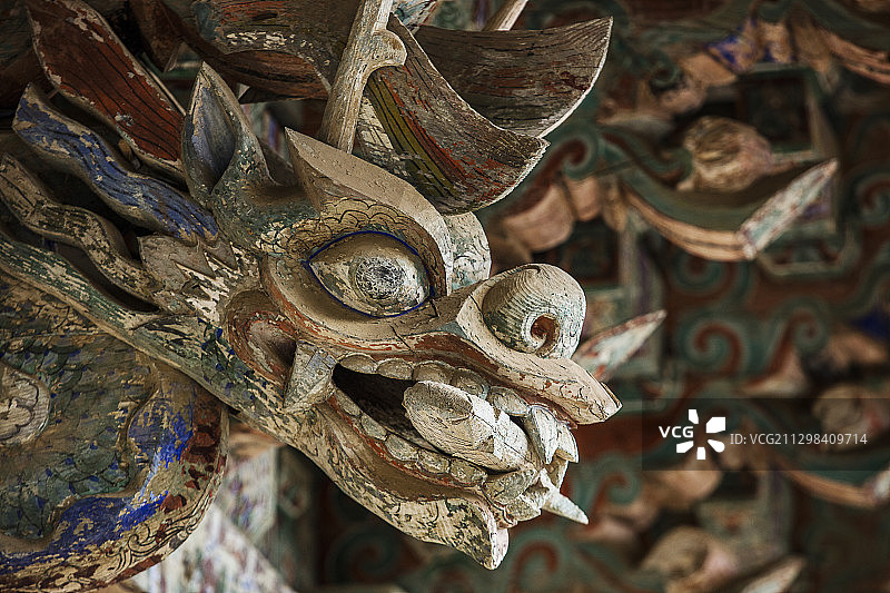 带有雕塑的传统寺庙屋顶图片素材