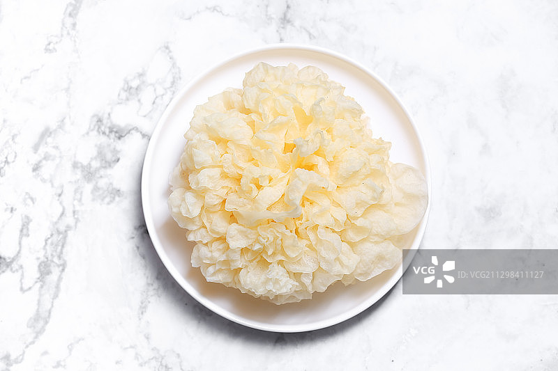 放在白色背景上的新鲜银耳图片素材