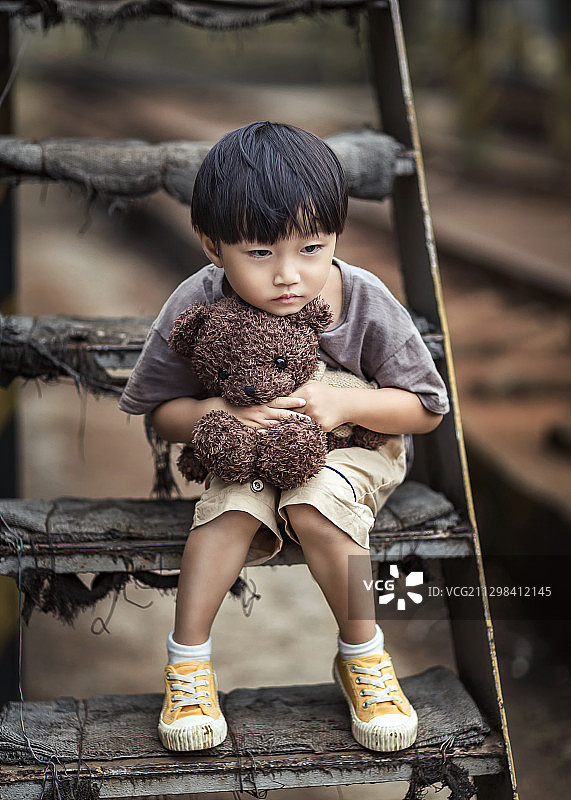 孤独彷徨思念小男孩留守儿童图片素材