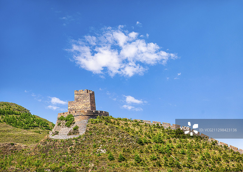 山西忻州市代县雁门关山间里的长城图片素材