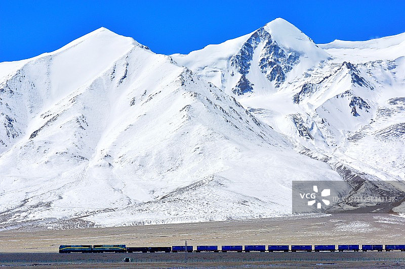 《玉珠峰下》图片素材