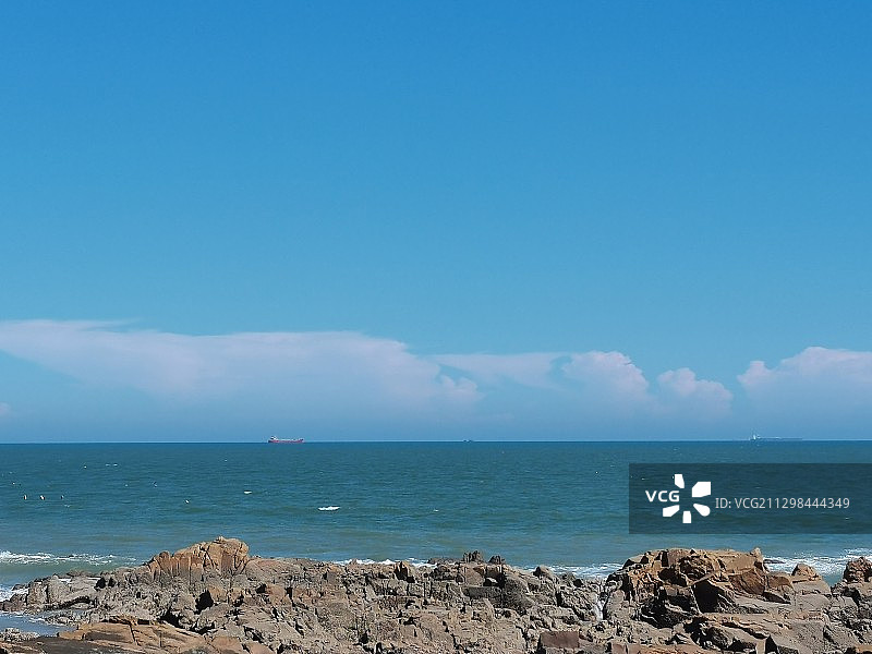 海边  海天一色小红船图片素材