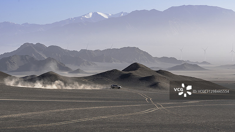 越野车在青海茫崖黑独山戈壁滩飞驰图片素材