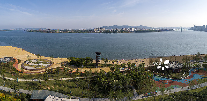 航拍襄阳鱼梁洲快乐水岸沿江风光带图片素材