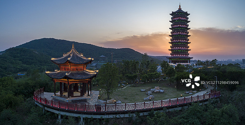 夜幕降临落日余晖襄阳岘首山岘首亭文笔峰塔灯光亮了图片素材