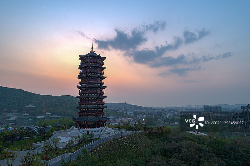 夜幕降临落日余晖襄阳岘首山岘首亭文笔峰塔灯光亮了图片素材