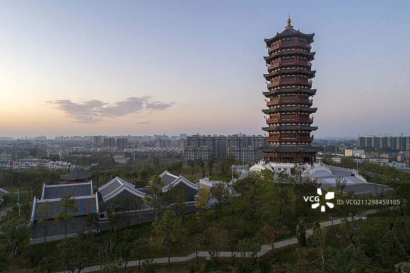 夜幕降临落日余晖襄阳岘首山岘首亭文笔峰塔灯光亮了图片素材