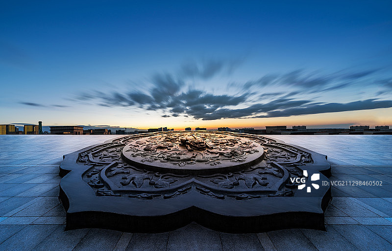 中式古代花纹铜镜和城市夜景图片素材