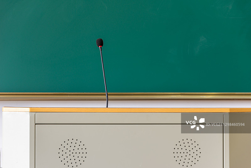 教室讲台桌黑板图片素材