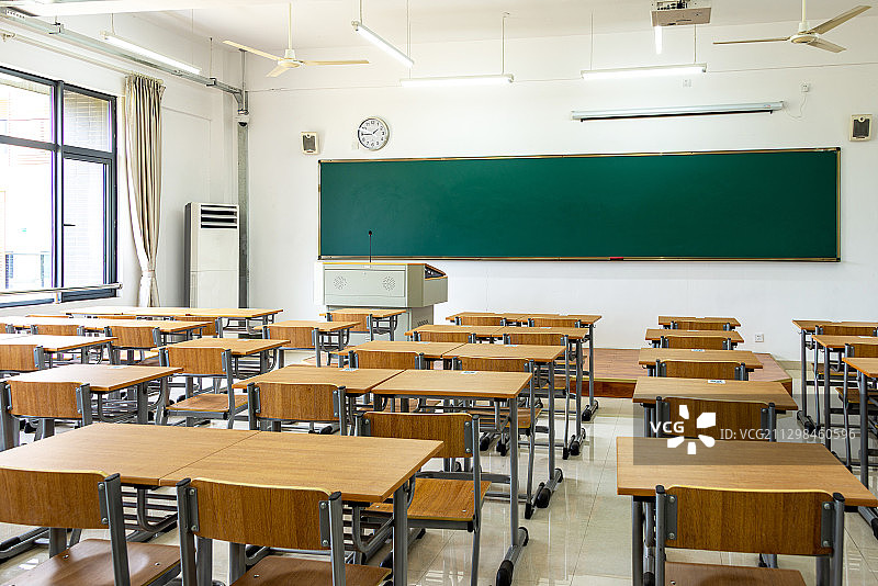 教室桌椅黑板图片素材