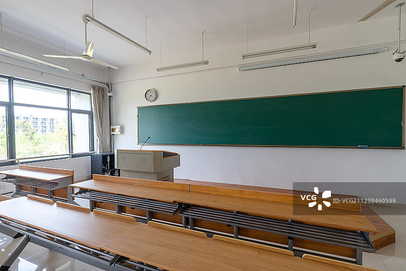 教室课桌讲台黑板图片素材
