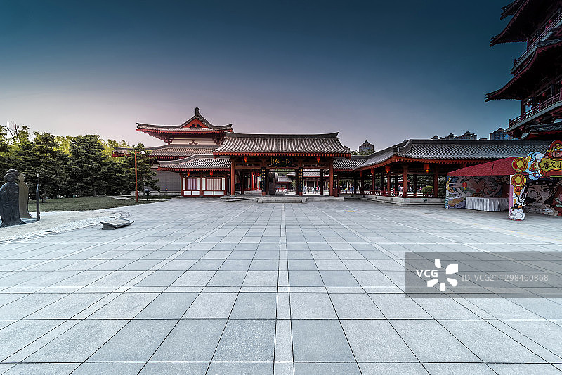 西安大唐芙蓉园仕女馆传统建筑和石板地面图片素材