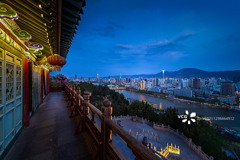 甘肃兰州地标白塔山寺庙高视角城市全貌图片素材