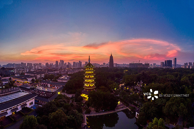 江苏省常州市天宁区文笔塔与天宁宝塔暮色航拍图片素材